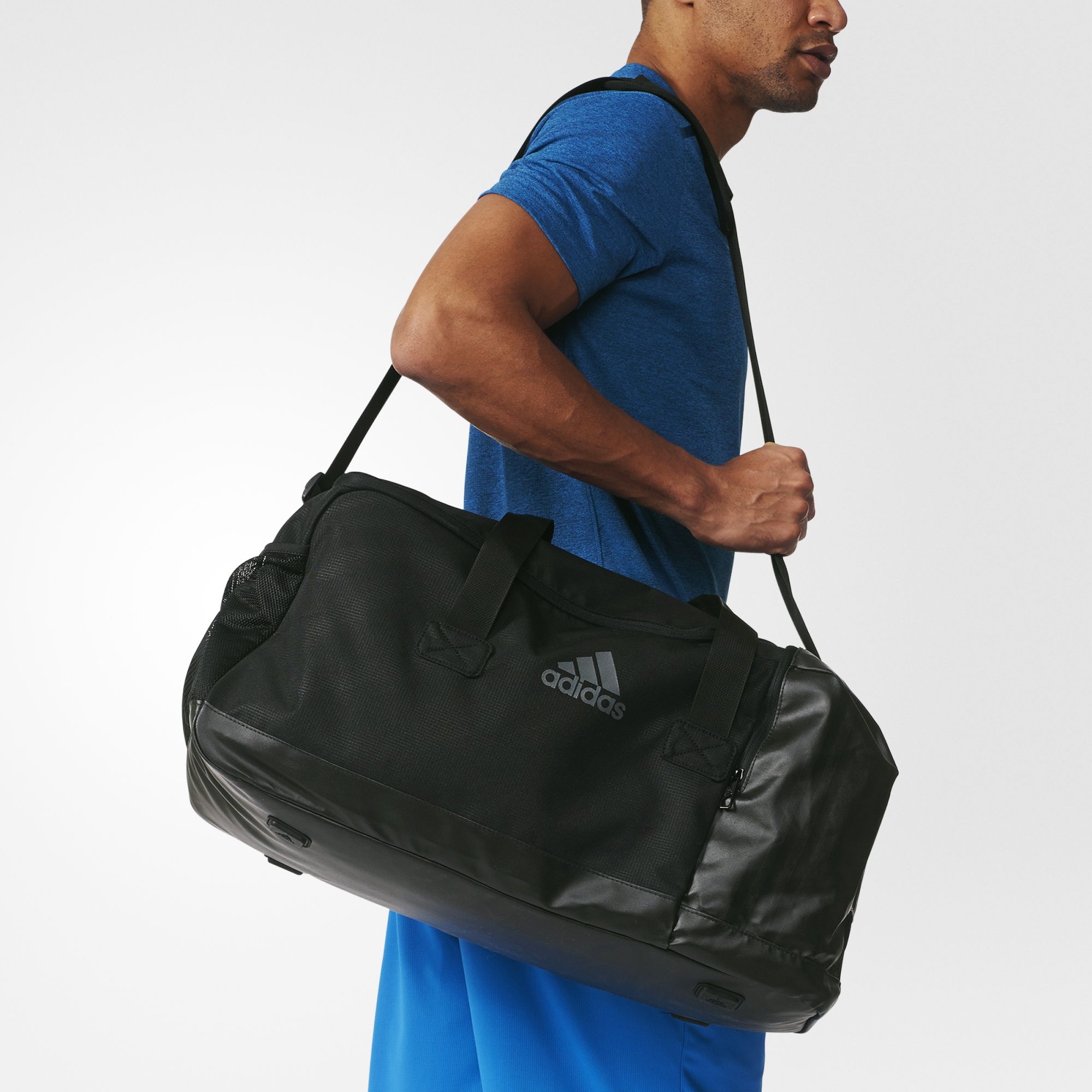 Со спортивной сумкой. Сумка adidas 3-Stripes aj9993. Спортивная сумка адидас перфоманс. Мужчина со спортивной сумкой. Сумка спортивная мужская для тренировок.