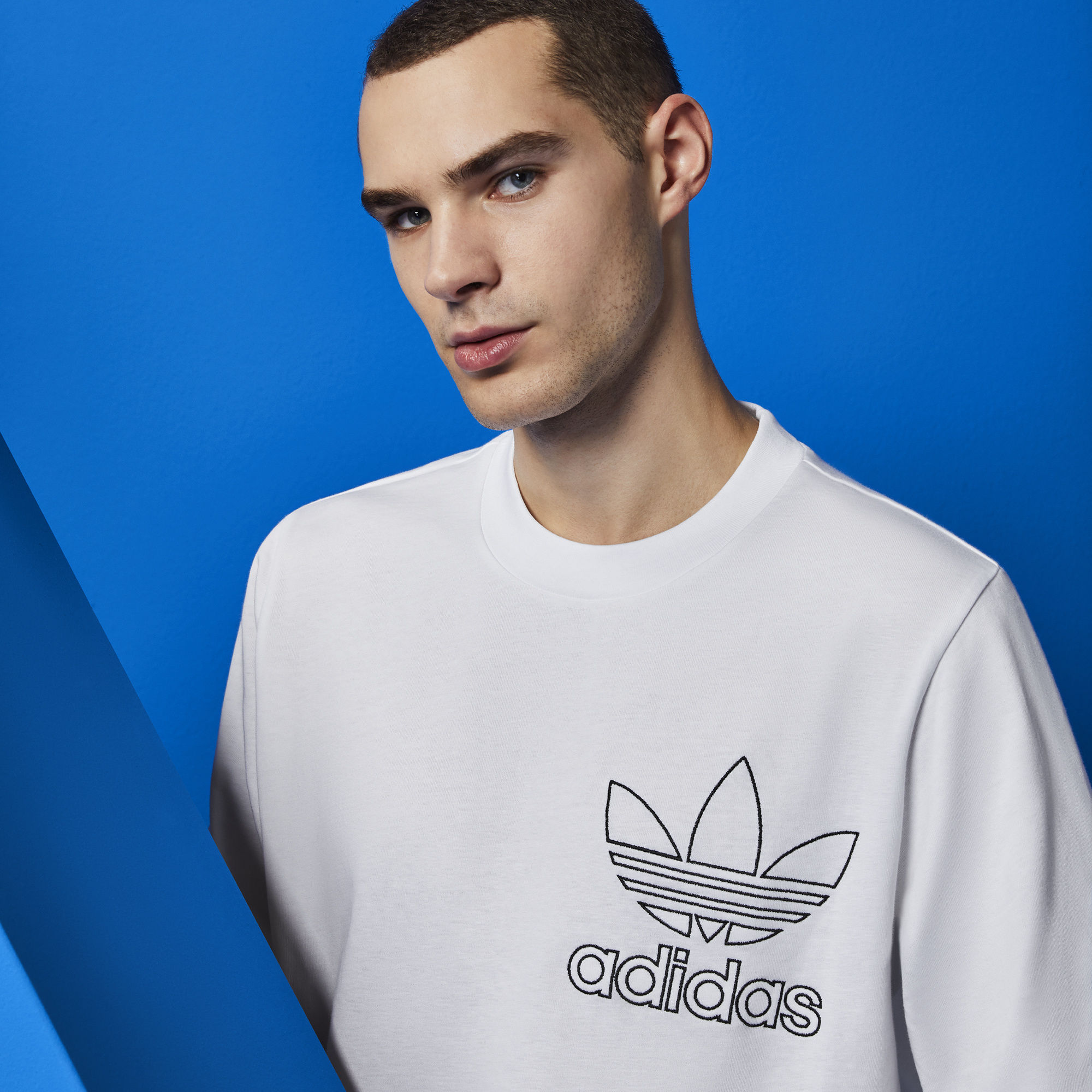 Футболка Outline DV1562 Adidas Originals - Украина | ONETEAM.COM.UA